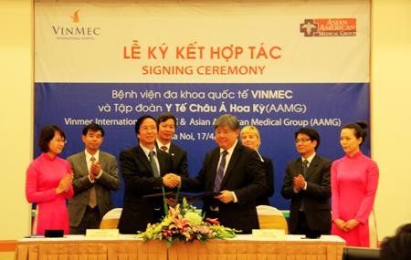 GS Nguyễn Thanh Liên - GĐ bệnh viện Vinmex và TS TAN Kai Chah - Chủ tịch điều hành Trung tâm Châu Á về bệnh gan và ghép gan (ACLDT) trao đổi biên bản ghi nhớ lại lễ ký kết.